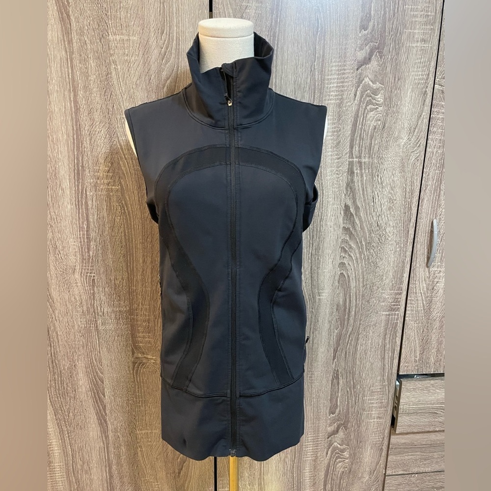 LULULEMON Black Vest with Bird Graphic. 8
